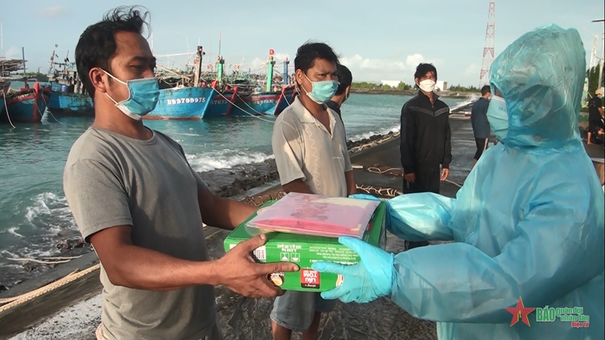 Đảo Sinh Tồn trao tặng cờ Tổ quốc và quà cho ngư dân Đảo Sinh Tồn trao tặng cờ Tổ quốc và quà cho ngư dân