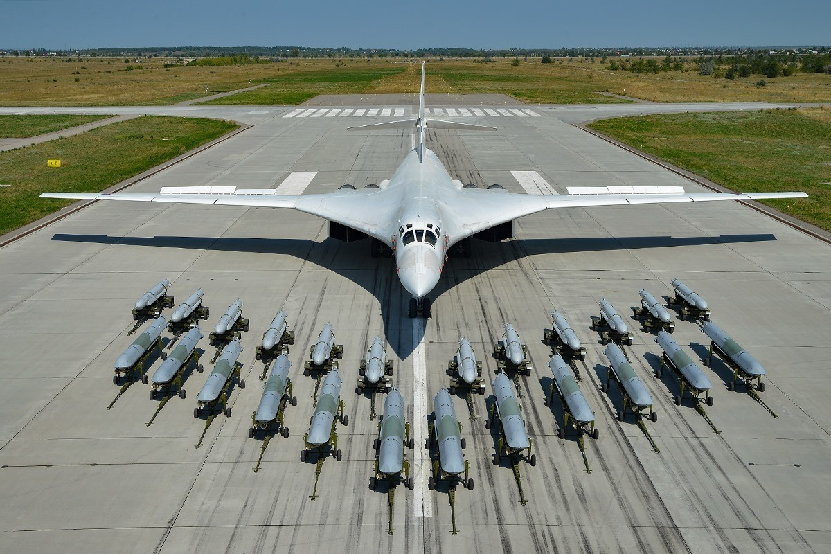 Tại sao “Thiên nga trắng” Tu-160 là máy bay ném bom mạnh nhất thế giới
