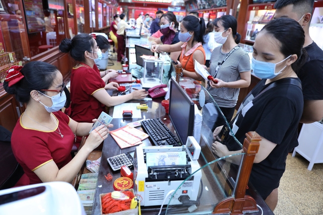 Vàng tăng, giảm trái chiều trong phiên đầu tuần. Ảnh: TTXVN.