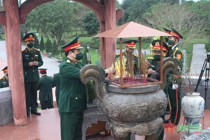 Dâng hương tưởng niệm Anh hùng liệt sĩ trên địa bàn Quảng Trị