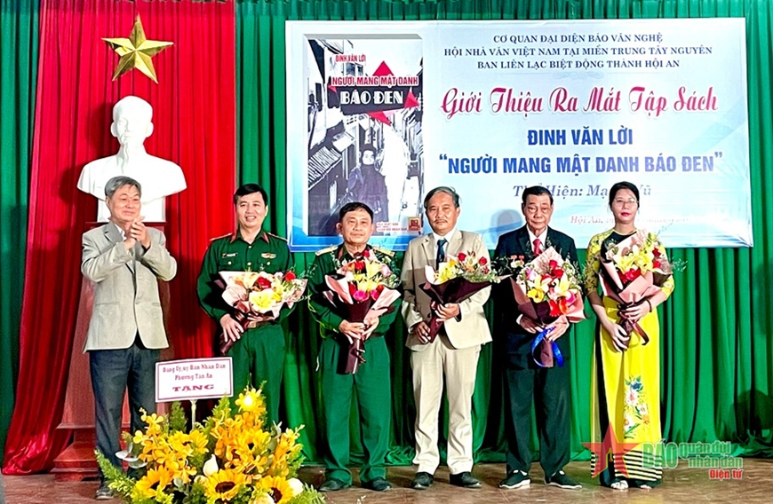 Ra mắt cuốn sách hồi ký “Người mang mật danh Báo Đen”