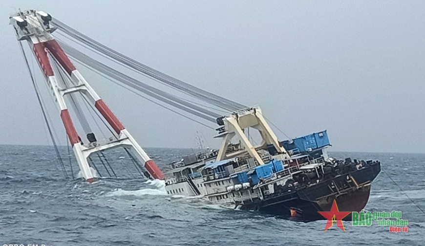 Bàn giao 3 thuyền viên nước ngoài gặp nạn trên biển