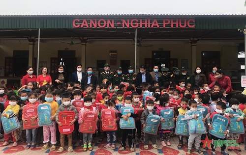 Bàn giao công trình nâng cấp sửa chữa lớp học do Canon Việt Nam tài trợ