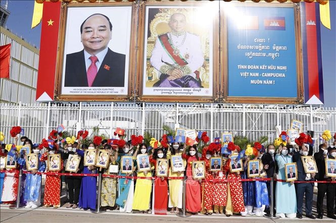 Chủ tịch nước Nguyễn Xuân Phúc đến Phnom Penh, bắt đầu thăm chính thức Vương quốc Campuchia
