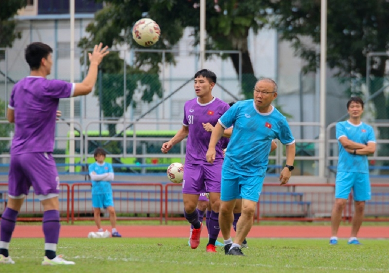 Trận đấu Việt Nam-Thái Lan được mong đợi nhất AFF Cup 2018 sẽ là màn đối đầu đầy kịch tính và cảm xúc dành cho các fan hâm mộ. Hãy cùng xem chi tiết các tình huống nổi bật và những khoảnh khắc đáng nhớ trong trận đấu này bằng cách click vào hình ảnh.