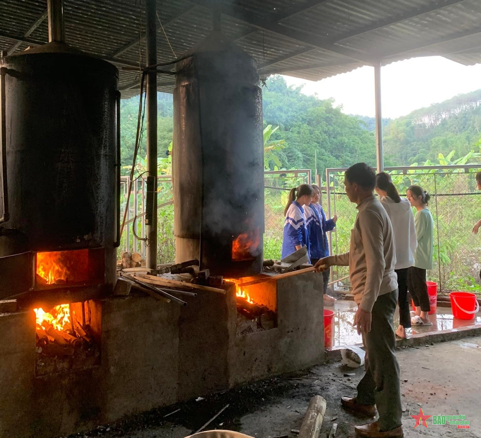 Mô hình nồi đun nước nóng cho học sinh nội trú