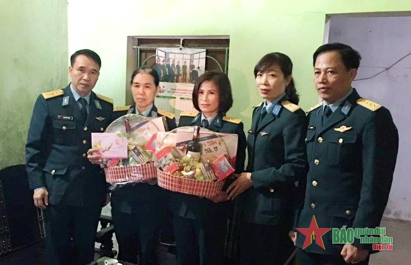 Cục Chính trị Quân chủng Phòng không-Không quân thăm, tặng quà hội viên phụ nữ hoàn cảnh khó khăn của Trung đoàn 916.