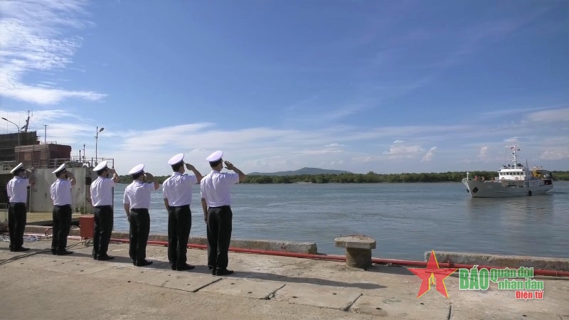 Hải đoàn 129 chúc Tết sớm quân dân Trường Sa, mang hương vị Tết của đất liền đến với đảo xa