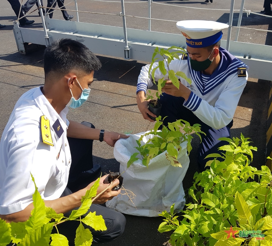 Vùng 4 Hải quân tổ chức Lễ tiễn đoàn công tác thăm, chúc Tết quân và dân huyện đảo Trường Sa