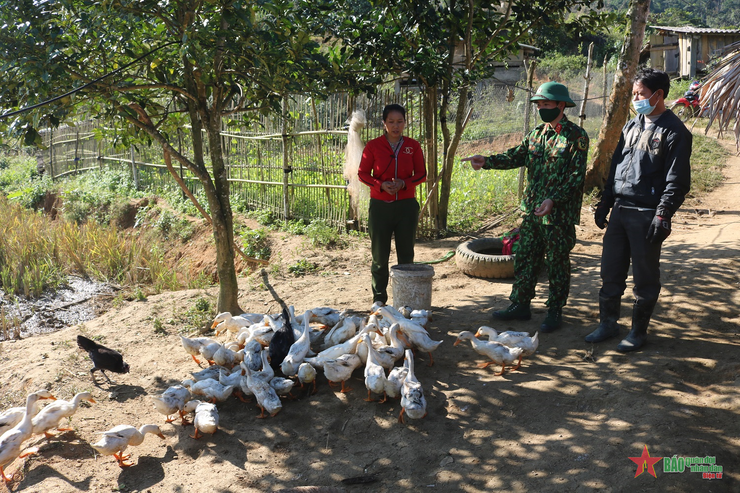 Cùng dân dưới chân núi Phu Xai Lai Leng