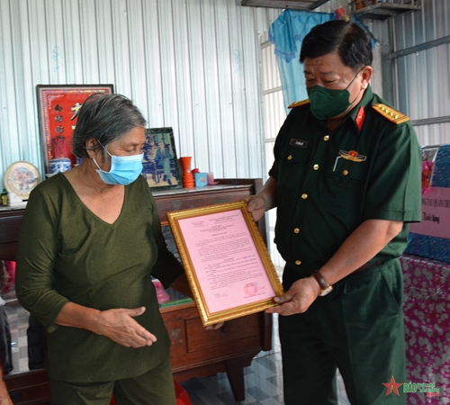 Tặng quà “Đồng hành cùng Phụ nữ biên cương” tại địa bàn biên giới tỉnh An Giang