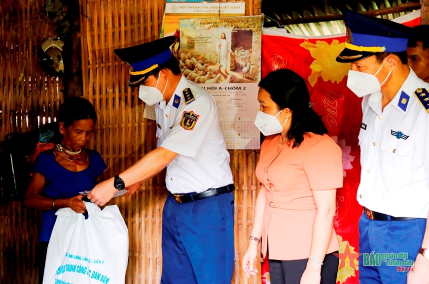 “Tiếp sức” cho ngư dân vươn khơi, bám biển