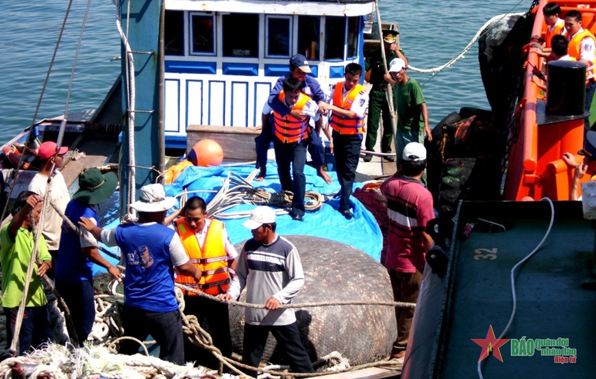 “Tiếp sức” cho ngư dân vươn khơi, bám biển