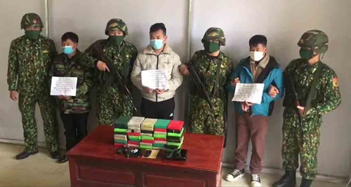Bộ đội Biên phòng tỉnh Lào Cai bắt 3 đối tượng vận chuyển 40 bánh heroin