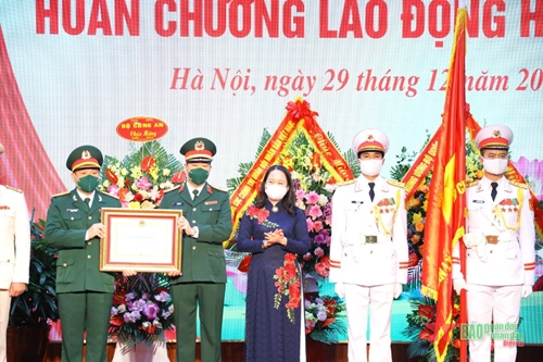 Ban Quản lý Lăng Chủ tịch Hồ Chí Minh đón nhận Huân chương Lao động hạng Nhì

​