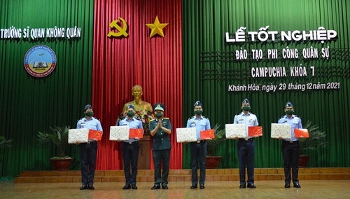 Trường Sĩ quan Không quân tổ chức tốt nghiệp lớp đào tạo phi công quân sự Campuchia khóa 7