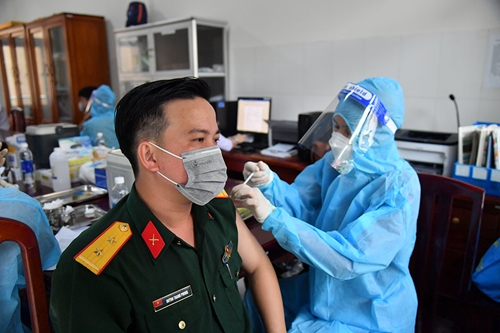 Bộ CHQS tỉnh Kiên Giang tiêm vắc xin phòng Covid-19 liều bổ sung cho cán bộ, chiến sĩ