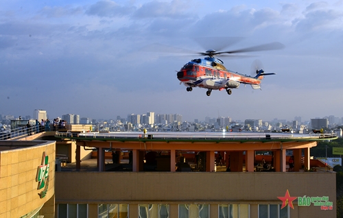 Huấn luyện bay trực thăng EC-225 ban ngày và đêm tại Bệnh viện Quân y 175