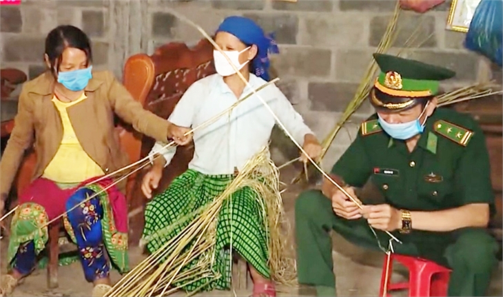Cán bộ, đảng viên giúp hộ nghèo