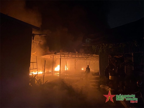 Hà Nội: Cháy lớn tại kho chứa vải ở Ninh Hiệp