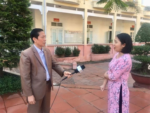 Nhà báo Ngọc Anh (ngoài cùng, bên trái) đại diện nhóm tác giả nhận giải A Giải Báo chí quốc gia năm 2018.Ảnh: THANH TÙNG