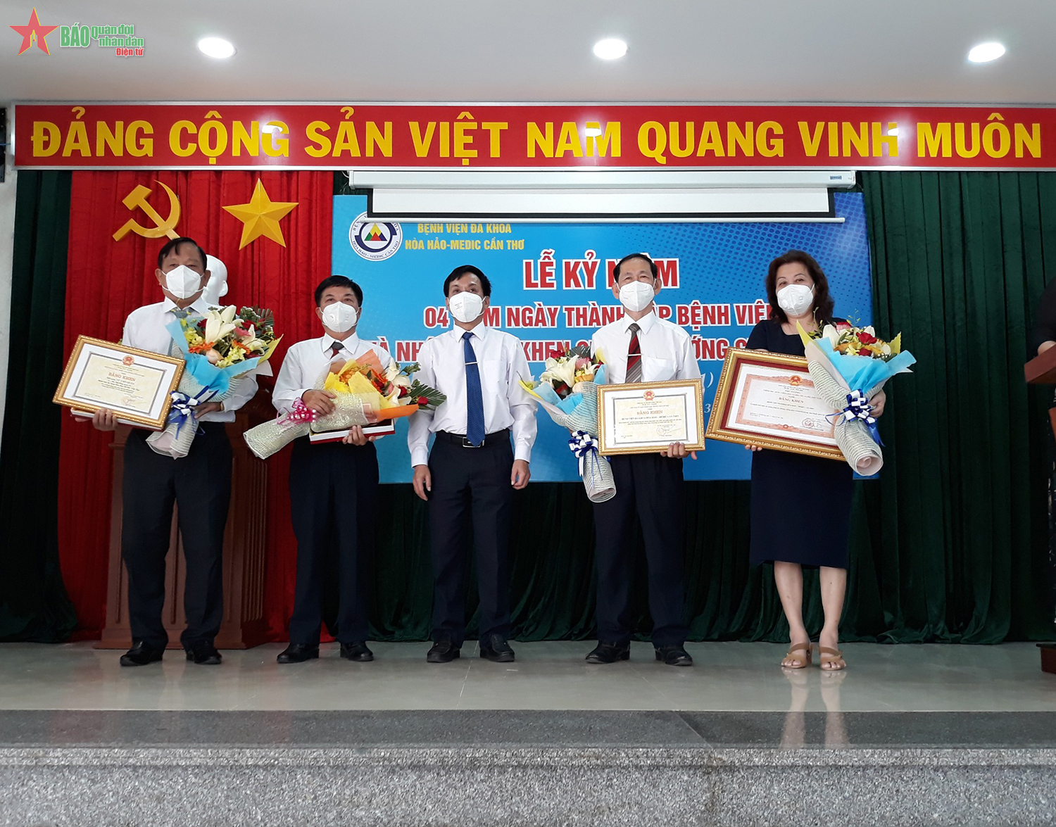 Bệnh viện Đa khoa Hòa Hảo-Medic đón nhận Bằng khen Chính phủ về phòng chống dịch Covid-19