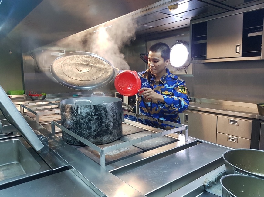 Chuyện bếp núc trên tàu mùa biển động Chuyện bếp núc trên tàu mùa biển động