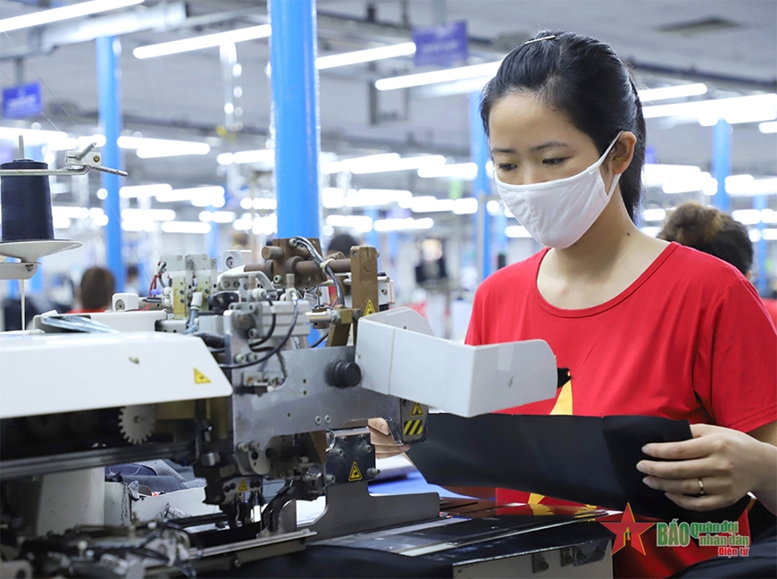 Công nhân may tại Tổng công ty May 10 trong ca sản xuất.
