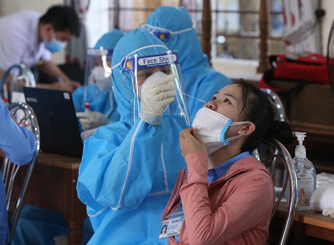 Xét nghiệm Covid-19. Ảnh: suckhoedoisong.vn Covid sáng hôm nay 1-1: Hà Nội vẫn “nóng”; Bắc Kạn thêm ổ dịch mới phức tạp