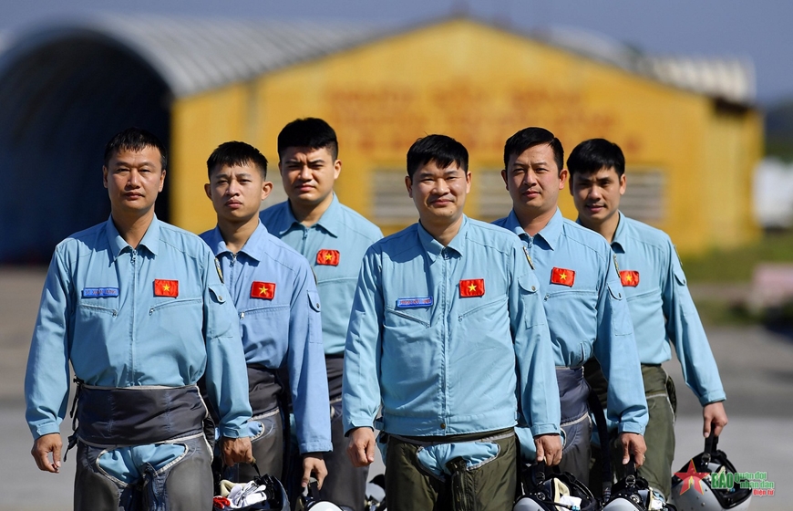 Các phi công trên đường ra phi trường.