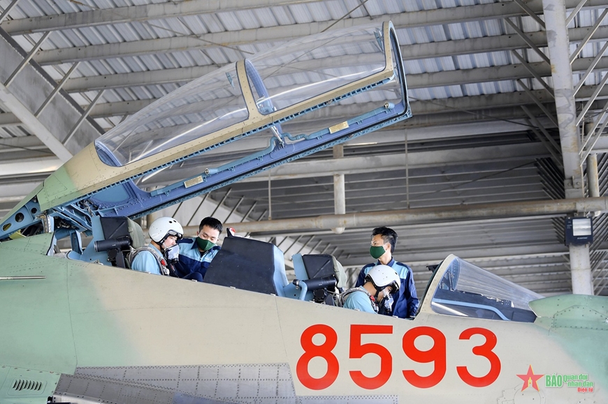 Nhân viên kỹ thuật giúp phi công hoàn thành mọi công tác chuẩn bị trước khi máy bay cất cánh.