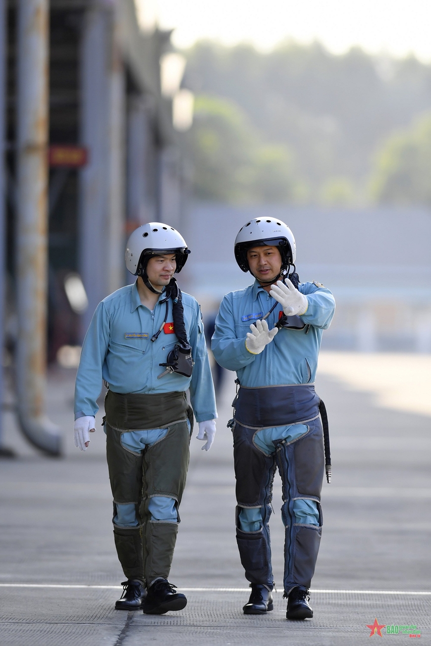 Trao đổi kinh nghiệm sau buổi bay.