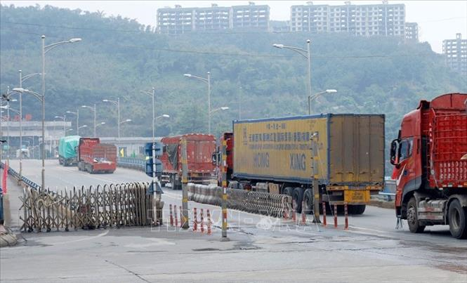 Hơn 800 tấn hàng được xuất qua cửa khẩu Lào Cai 