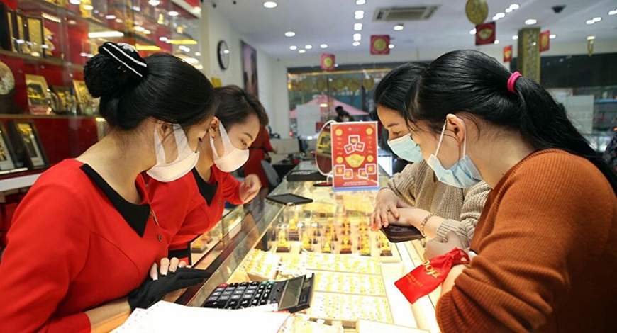 Giá vàng SJC hôm nay giảm 300.000 đồng/ lượng. Ảnh minh họa: TTXVN.