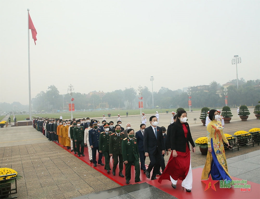 Đại biểu Quốc hội đặt vòng hoa và vào Lăng viếng Chủ tịch Hồ Chí Minh trước giờ khai mạc kỳ họp