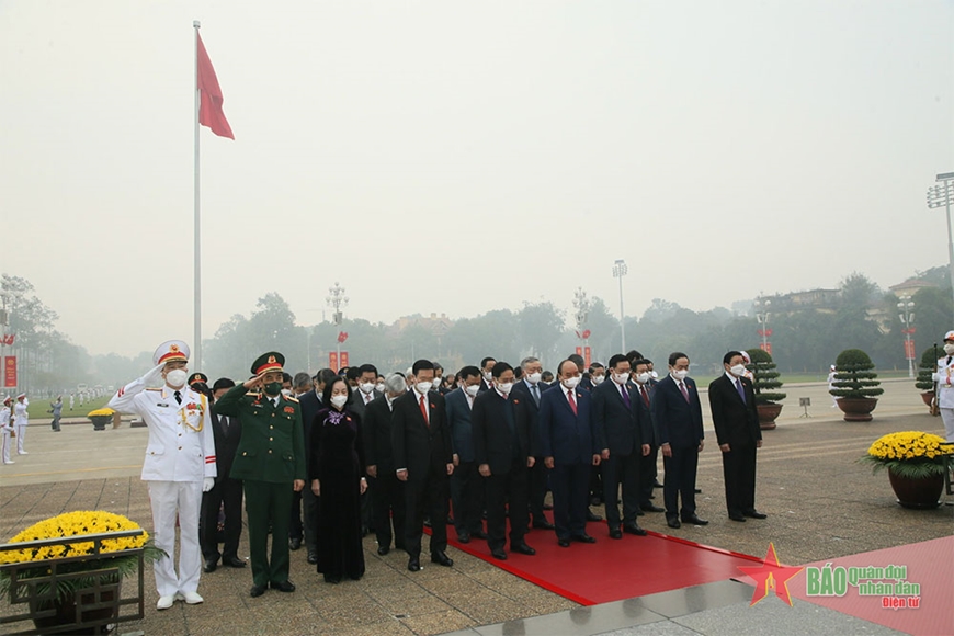 Đại biểu Quốc hội đặt vòng hoa và vào Lăng viếng Chủ tịch Hồ Chí Minh trước giờ khai mạc kỳ họp