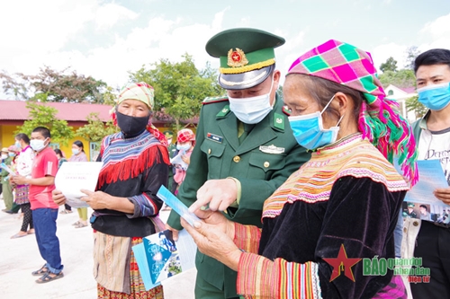 Điện Biên tuyên truyền pháp luật và tặng quà nhân dân các xã biên giới