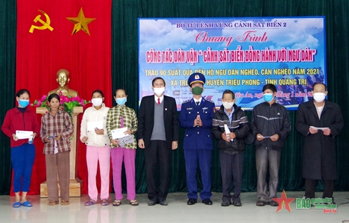 Hải đội 202, Vùng Cảnh sát biển 2 trao quà tặng các hộ ngư dân nghèo