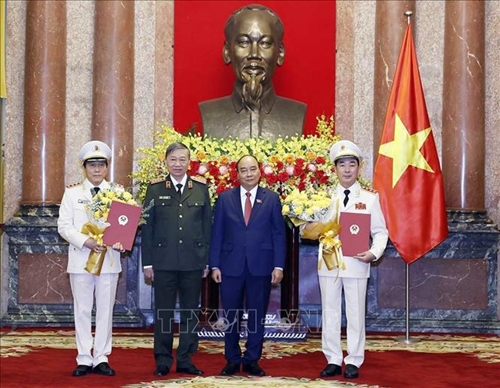 Chủ tịch nước Nguyễn Xuân Phúc trao Quyết định thăng cấp bậc hàm Thượng tướng đối với hai đồng chí Thứ trưởng Bộ Công an