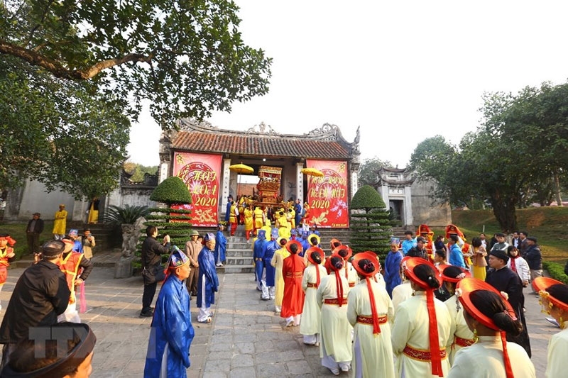 Ngày Tết Cha Mẹ Con Minh Họa: Hình ảnh trong ngày tết với bố mẹ và con cái đang vui đùa, âu yếm nhau sẽ đem lại cho bạn cảm giác gia đình ấm áp và hạnh phúc. Cùng với sự trang trọng của trang phục áo dài, ngày Tết Cha Mẹ Con Minh Họa sẽ trở thành một kỷ niệm đáng nhớ trong cuộc đời của bạn.