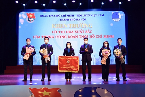 Thành đoàn Hà Nội vinh dự nhận cờ thi đua xuất sắc 