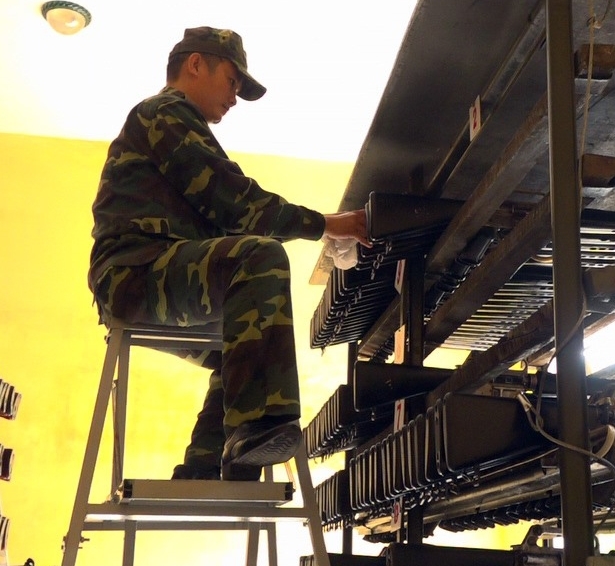 Chiếc thang di động phục vụ hiệu quả cho việc bảo quản, bảo dưỡng vũ khí, trang bị kỹ thuật ở trên giá cao, do Trung úy Nguyễn Viết Tài nghiên cứu, chế tạo. Ảnh: TUẤN ANH