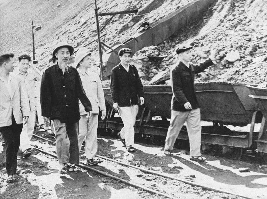 Ngày 22-1-1968: Bác Hồ gửi thư khen quân dân Việt Bắc