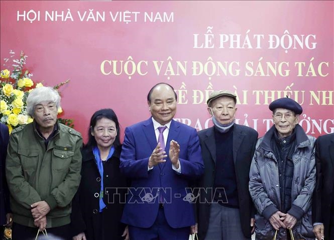 Chủ tịch nước Nguyễn Xuân Phúc: Các nhà văn trẻ hãy viết bằng nét đẹp văn hóa dân tộc, bằng lương tri, bản lĩnh của con người Việt Nam