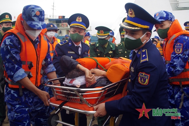 Bộ tư lệnh Vùng Cảnh sát biển 1 cấp cứu 5 thuyền viên Nghệ An gặp nạn trên biển