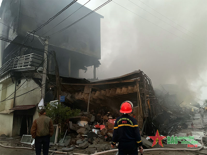 Cháy lớn ở huyện Phúc Thọ, giải cứu thành công cụ già 90 tuổi mắc kẹt trên tầng 2