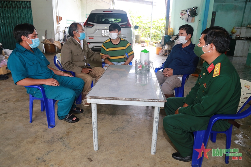 Già làng Chama Léa Líp (thư hai, từ trái sang) động viên thanh niên xã Phước Thành trước ngày nhập ngũ.