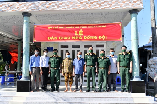 Bộ chỉ huy Quân sự tỉnh Kiên Giang bàn giao nhà đồng đội 

