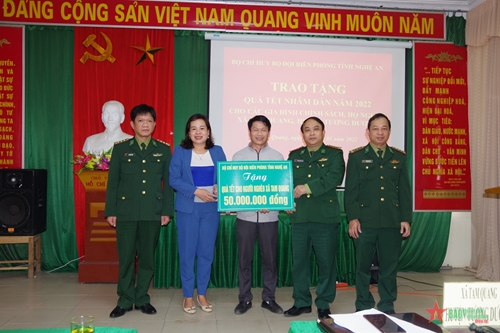 Bộ Chỉ huy Bộ đội Biên phòng Nghệ An trao quà Tết tặng người nghèo xã biên giới