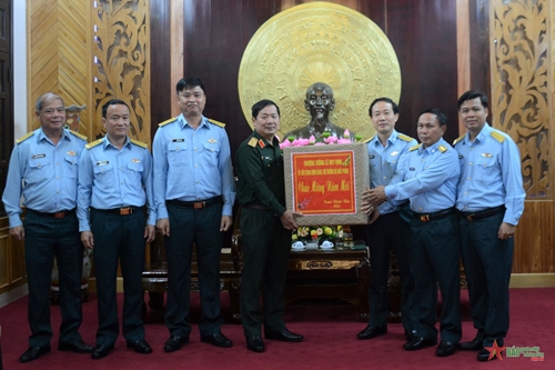 Thượng tướng Lê Huy Vịnh thăm, chúc Tết các đơn vị phòng không-không quân tại miền Trung 